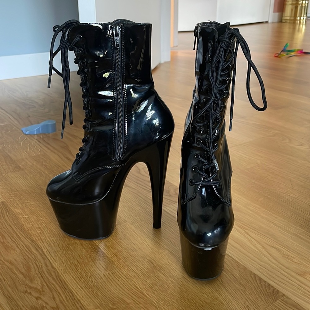 Pleasers, 7 inch heel, size 5. Worn but in good shape!